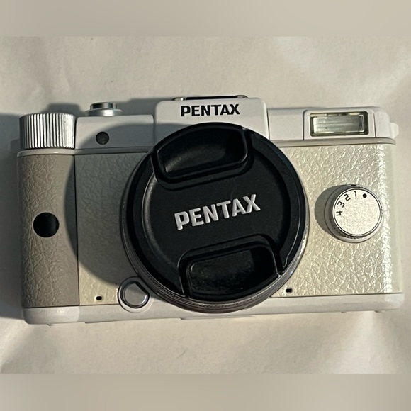 BRAND NEW Pentax digital camera/video camera w/ pop-up flash & storage drive! - Picture 3 of 14